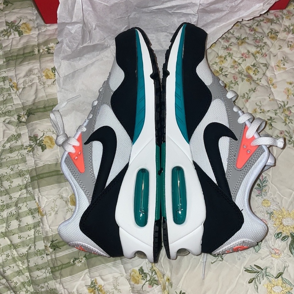 Brand new Women’s Nike Air Max Correlate. Size 8.
